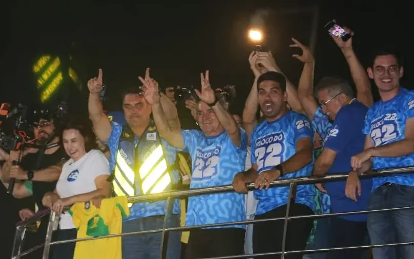 “Livrai-nos do PT, Amém”: Alcides puxa Pai Nosso em ato de Flávio Bolsonaro em Fortaleza