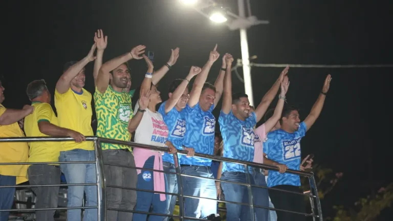 Em Fortaleza, Flávio acena ao público LGBT e diz que vai devolver poder de compra aos brasileiros