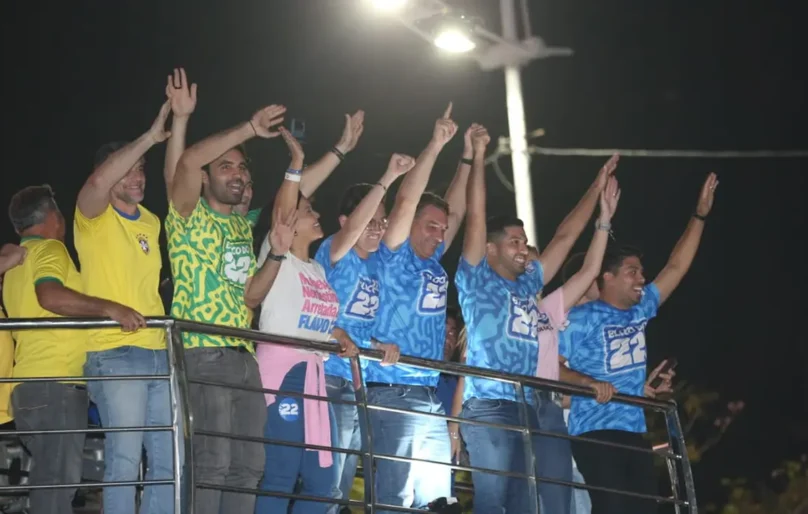 Em Fortaleza, Flávio acena ao público LGBT e diz que vai devolver poder de compra aos brasileiros