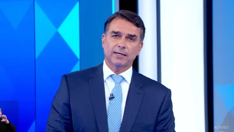 ‘Pessoas estão parcelando até pizza no iFood’, afirma Flávio Bolsonaro sobre endividamento