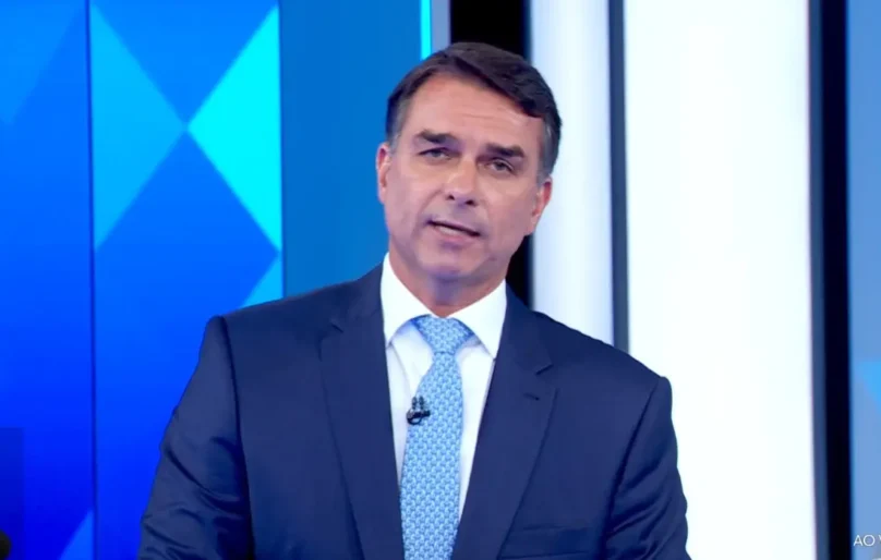 ‘Pessoas estão parcelando até pizza no iFood’, afirma Flávio Bolsonaro sobre endividamento