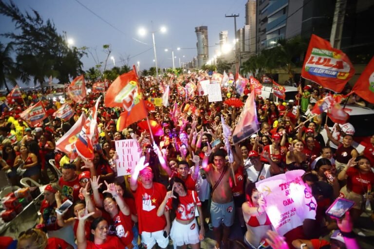 Milhares de cearenses foram às ruas da Praia de Iracema em último ato de apoio a Lula