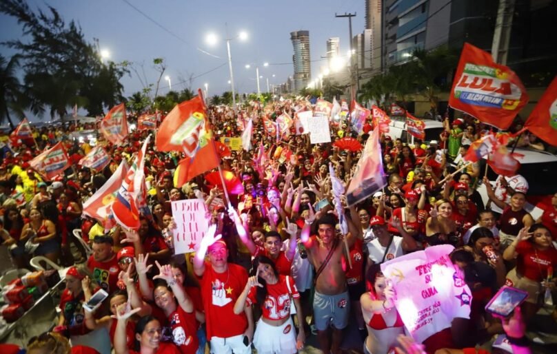 Milhares de cearenses foram às ruas da Praia de Iracema em último ato de apoio a Lula