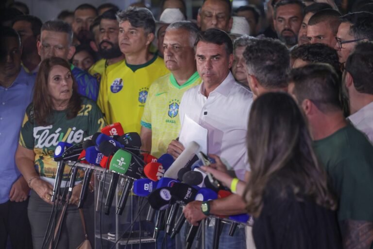Aliados de Flávio Bolsonaro cogitam mudança do senador para os EUA