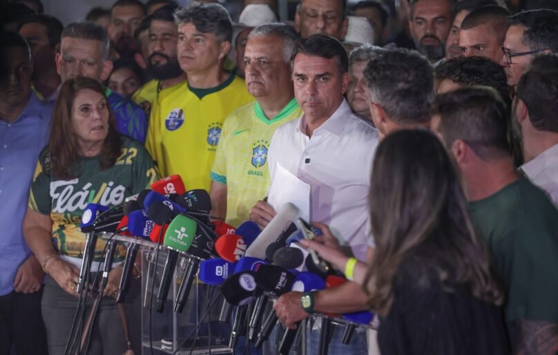 Aliados de Flávio Bolsonaro cogitam mudança do senador para os EUA