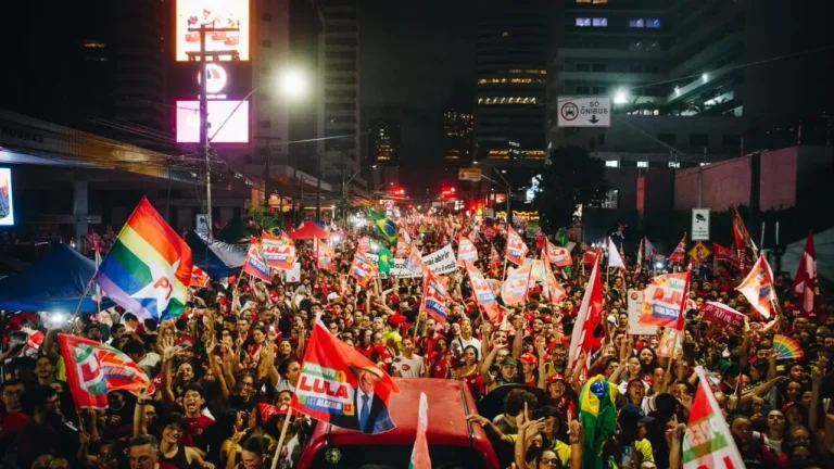 Ato de apoio a Lula em Fortaleza reúne Evandro, Jade, deputados estaduais e vereadores