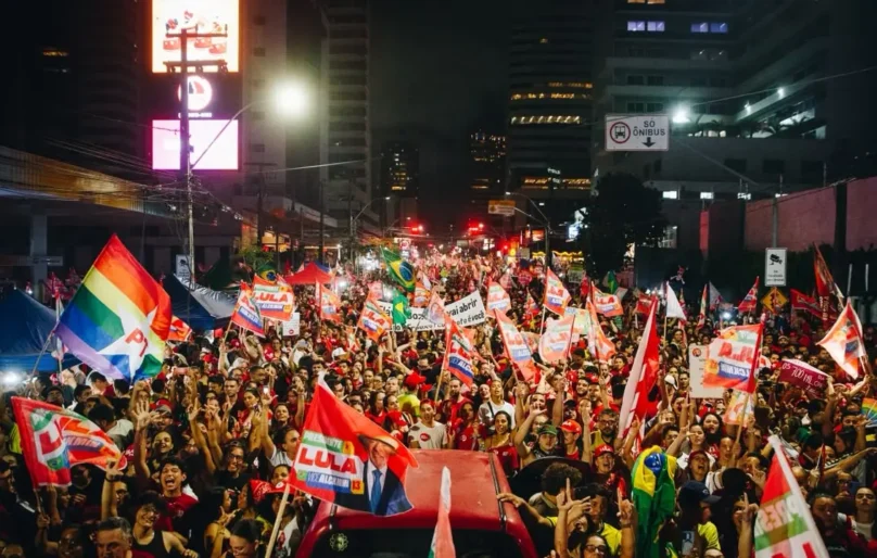 Ato de apoio a Lula em Fortaleza reúne Evandro, Jade, deputados estaduais e vereadores