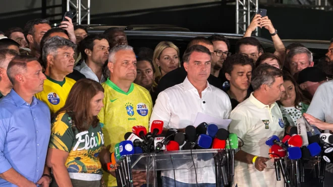 Flávio Bolsonaro não reconhece resultado das urnas e diz que pedirá anulação da eleição