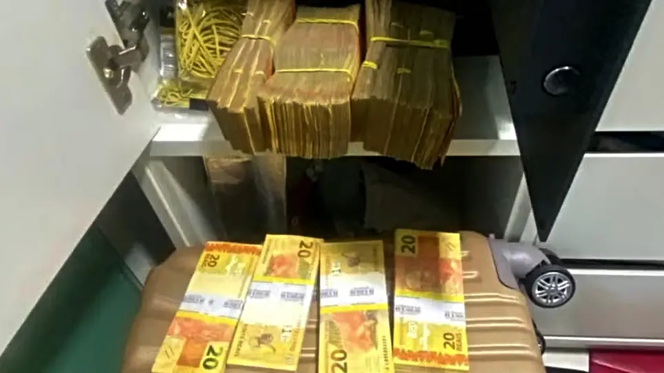 Esquema milionário de desvio na saúde do CE tinha ‘bunker’ de dinheiro e mais de 80 empresas, diz PF