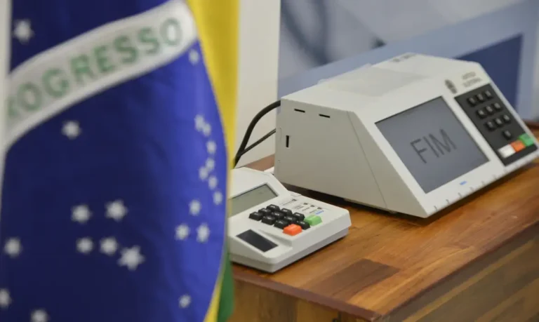 TSE retoma contagem de votos em todo o país