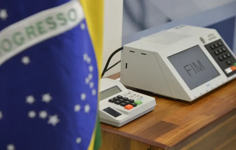 TSE retoma contagem de votos em todo o país