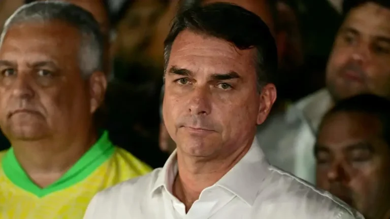 Flávio Bolsonaro anuncia que pedirá cassação da chapa de Lula