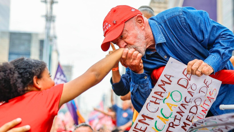 Lula vence Flávio Bolsonaro e é reeleito presidente do Brasil em 2026