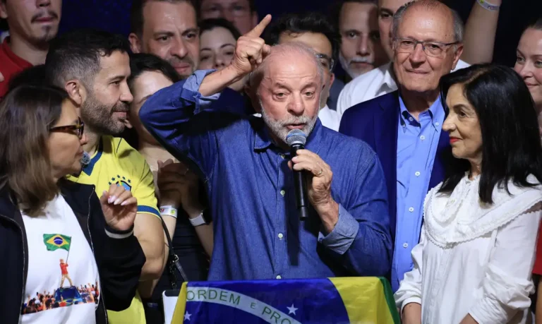Lula promete regulamentar big techs e critica interferência nas eleições brasileiras