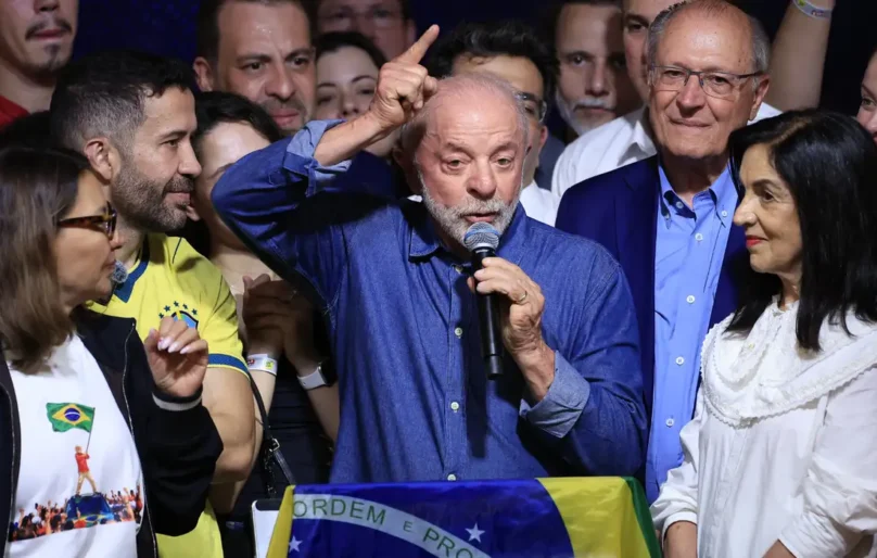 Lula promete regulamentar big techs e critica interferência nas eleições brasileiras