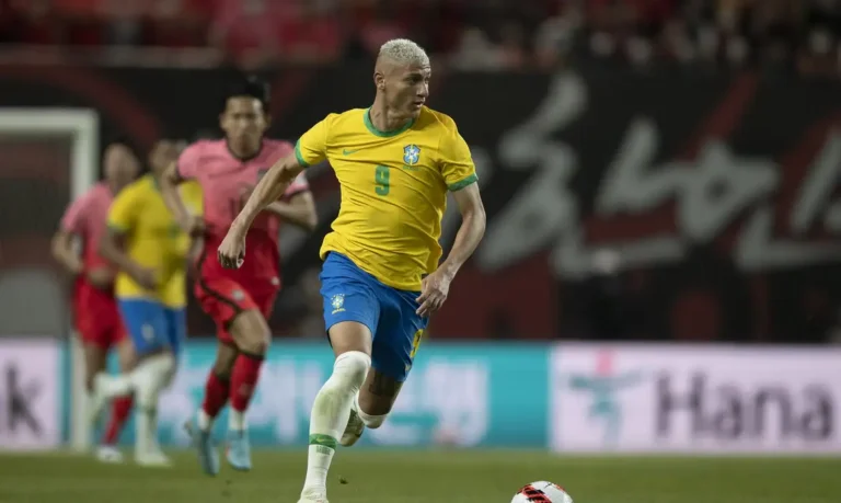 Pivô de disputa com Flávio, Richarlison pede que seguidores votem no segundo turno