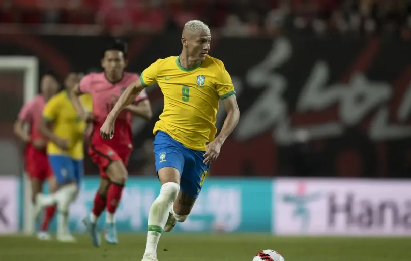 Pivô de disputa com Flávio, Richarlison pede que seguidores votem no segundo turno